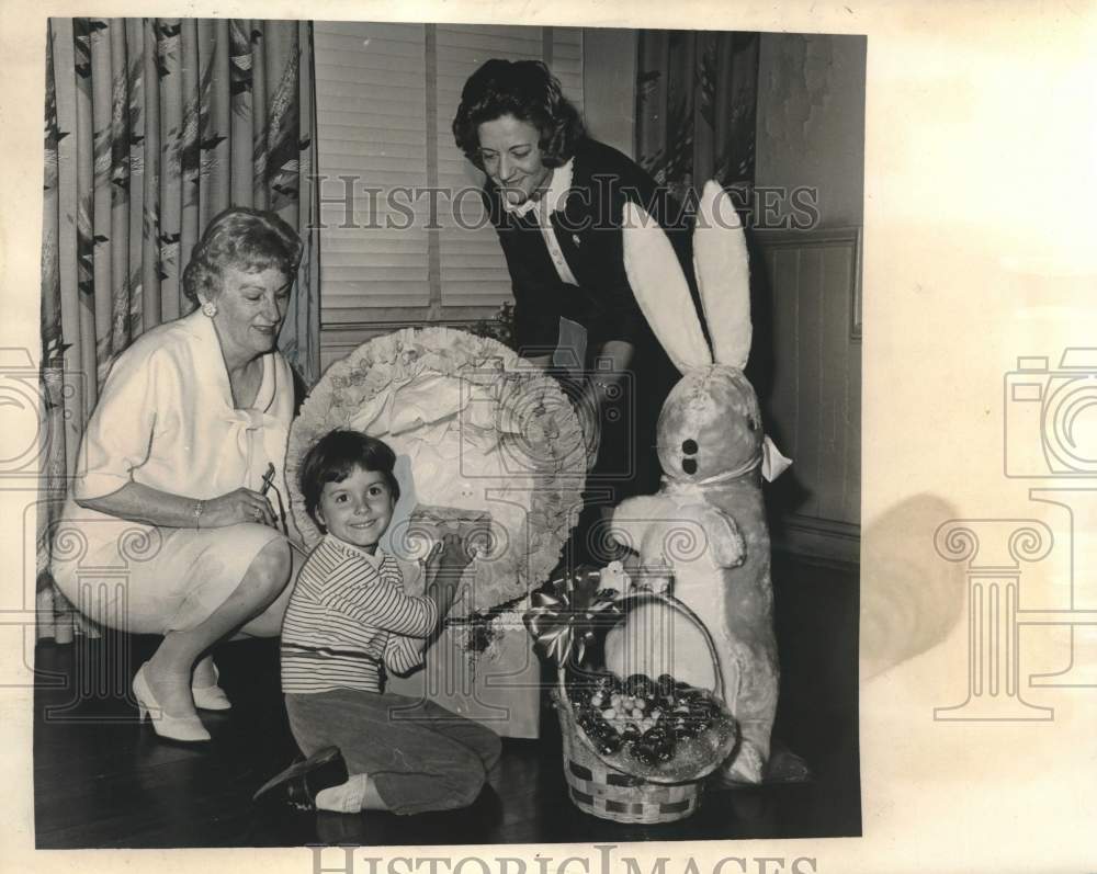 1965 Press Photo Easter-Mrs. Anthony Sciambra &amp; Allison, Louise Day Nursery- Historic Images