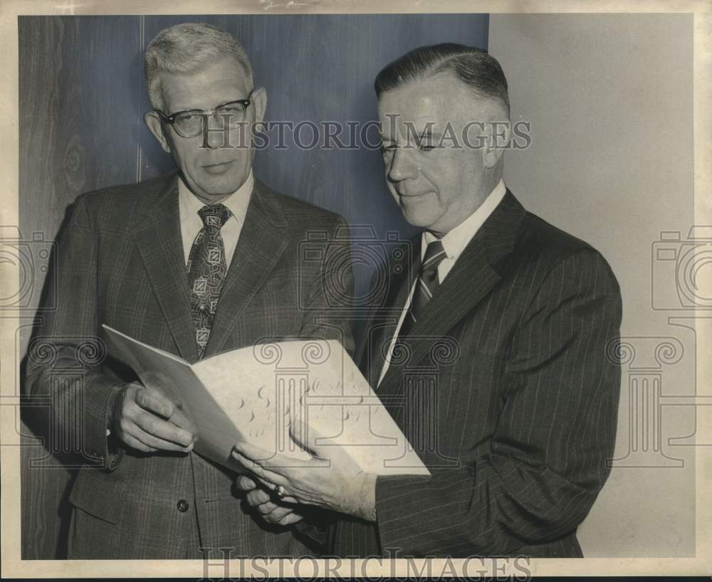 1973 Press Photo Robert Longacre &amp; William Kane at stockholders&#39; meeting - Historic Images