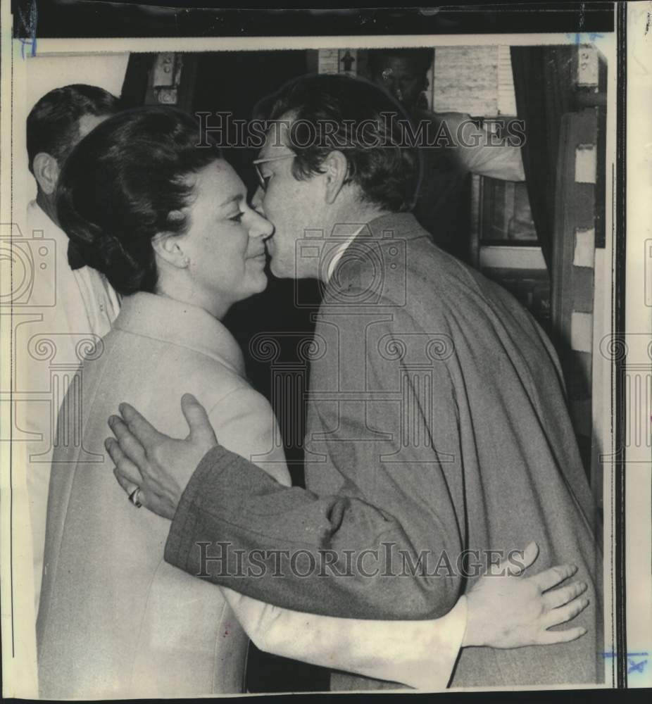 1969 Press Photo Lord Snowdown &amp; Princess Margaret as she departs from Heathrow - Historic Images