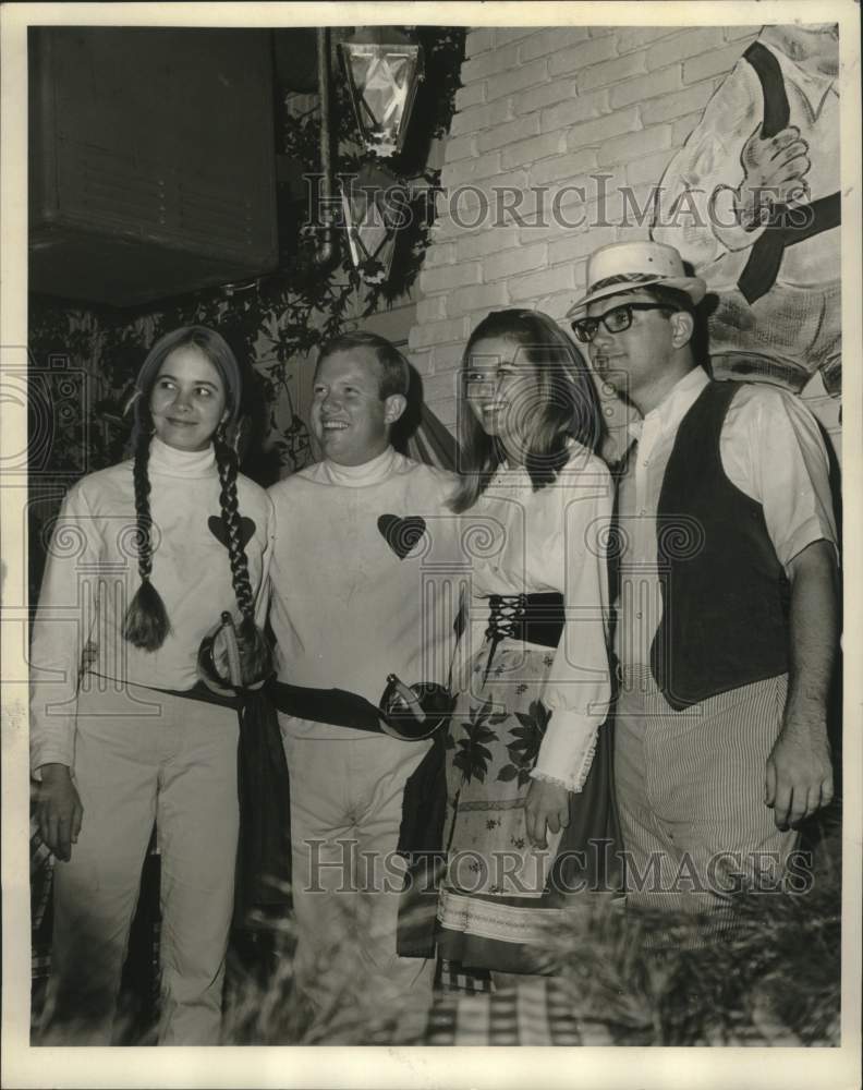 1965 Press Photo Participants in German festival in New Orleans - Historic Images