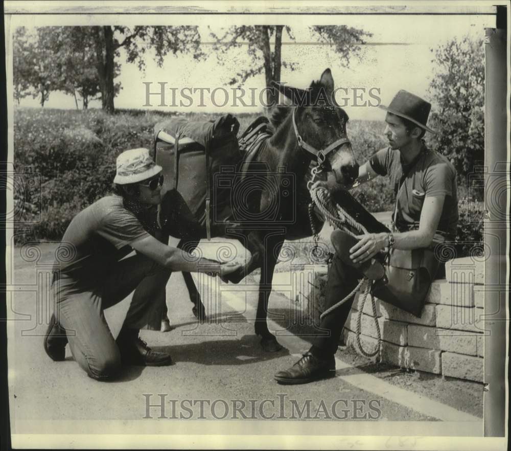 1970 Press Photo Pittsburgh-Kunst brothers, John and Dave with their pack mule - Historic Images