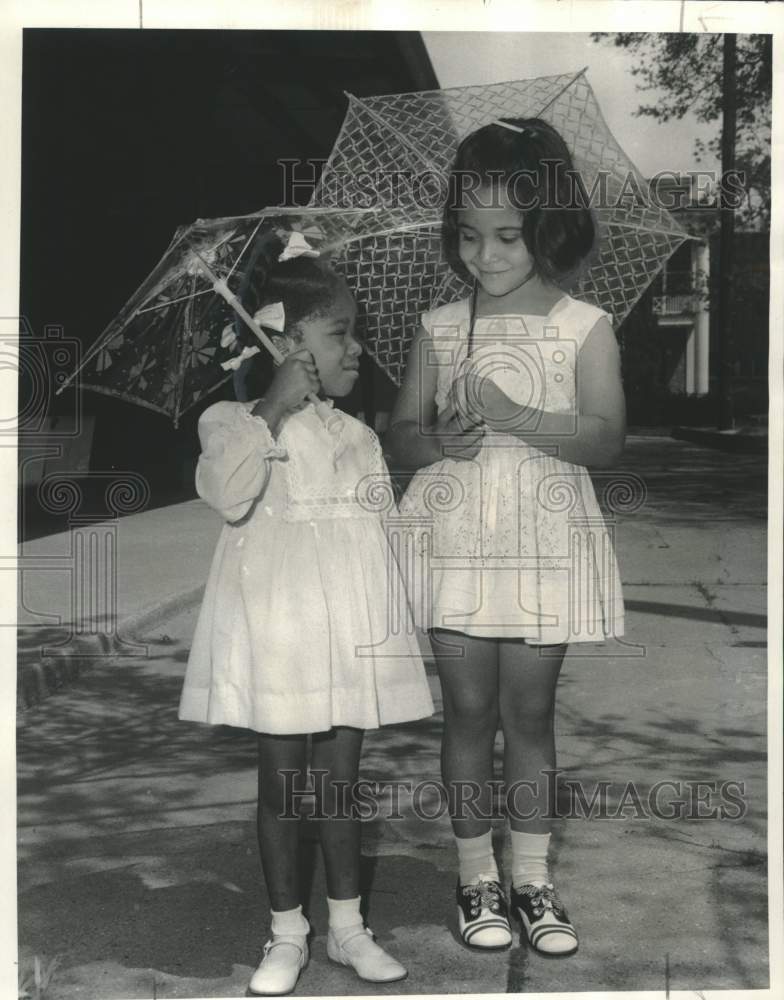 1972 Constance Payton &amp; Cynthia Hernandez with their parasols - Historic Images