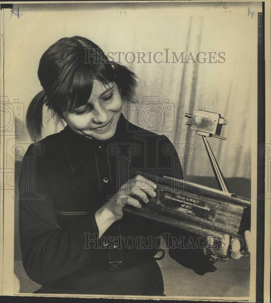 1973 Press Photo Gymnast Olga Korbut Accept Best Sportswoman Award fore 1972 - Historic Images