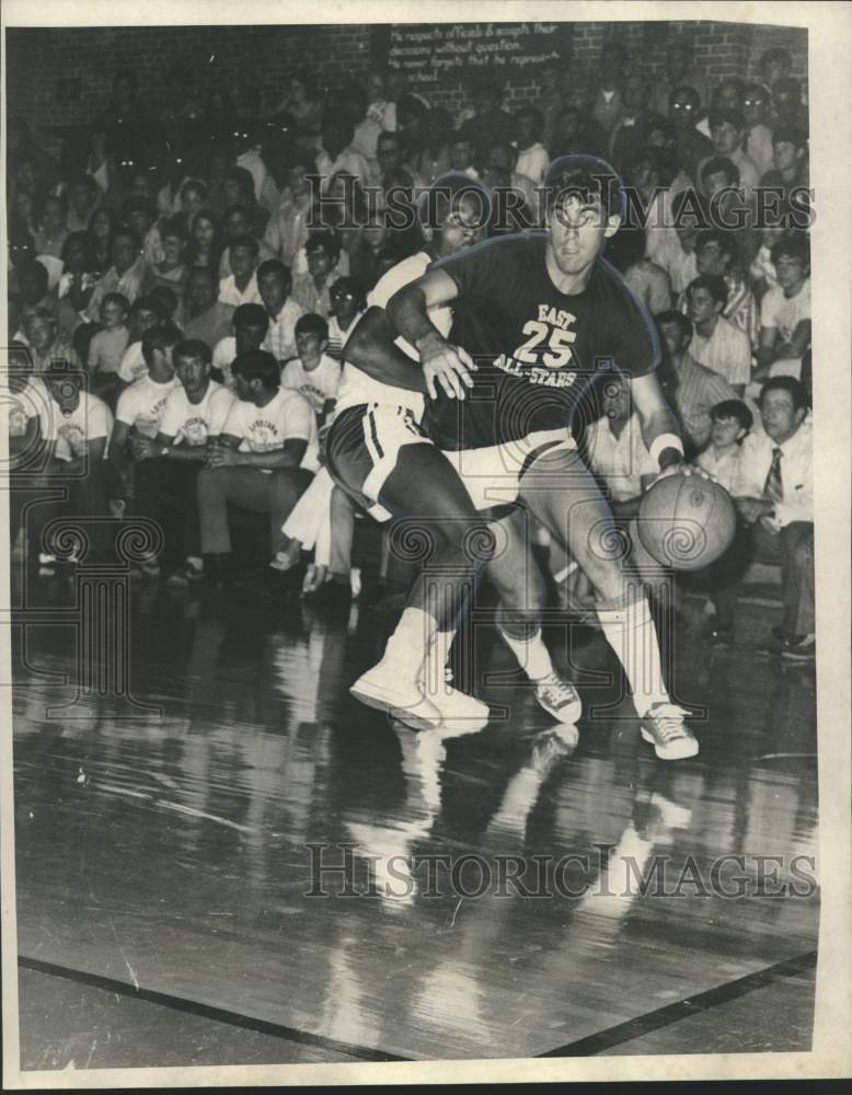 1971 Press Photo Glenn Masson, Brother Martin forward, drives past Mike Dunn- Historic Images