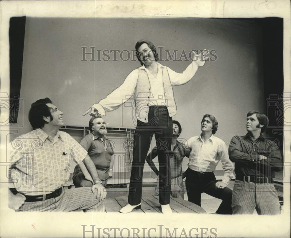 1970 Press Photo Jerry Marshall Rehearses for The New Moon at Tulane - Historic Images