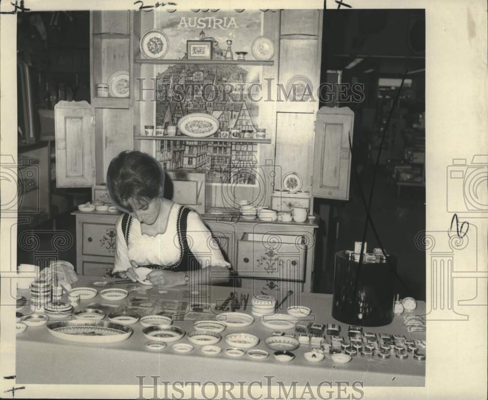 1968 Press Photo New Orleans-Elizabeth Doerrer paints enamel at Maison Blanche - Historic Images