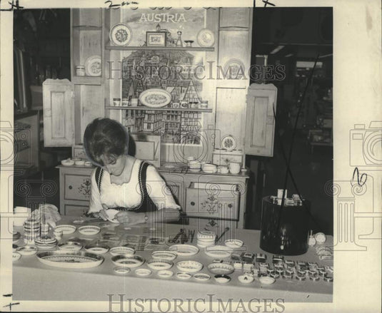 1968 Press Photo New Orleans-Elizabeth Doerrer paints enamel at Maison Blanche - Historic Images