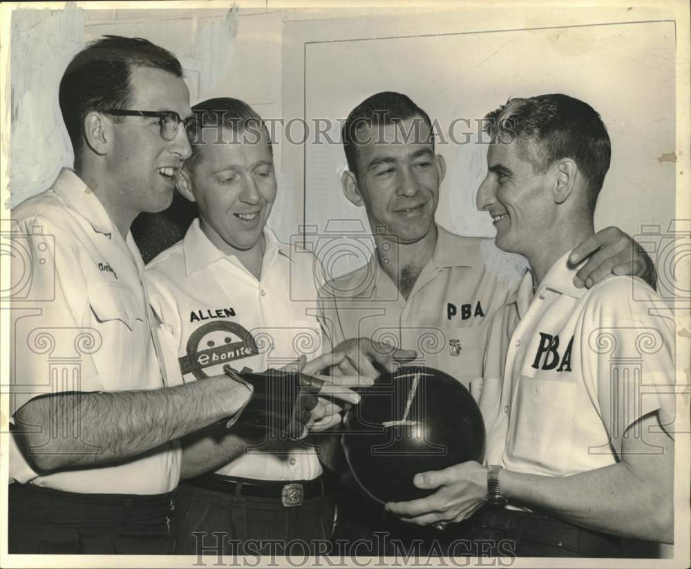 1967 Press Photo A group of New Orleans Bowlers preparing for championship match- Historic Images