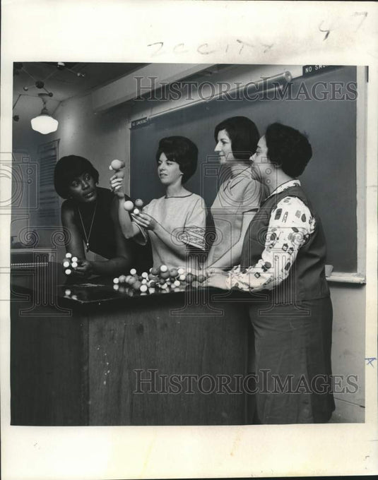 1968 Press Photo Teachers with science props attend program at Loyola University - Historic Images
