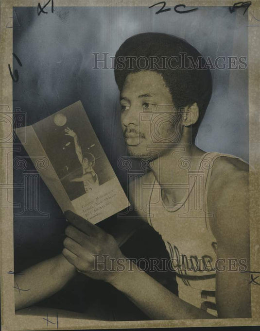 1971 Press Photo Ty Marioneaux, Loyola basketball player reads record book- Historic Images