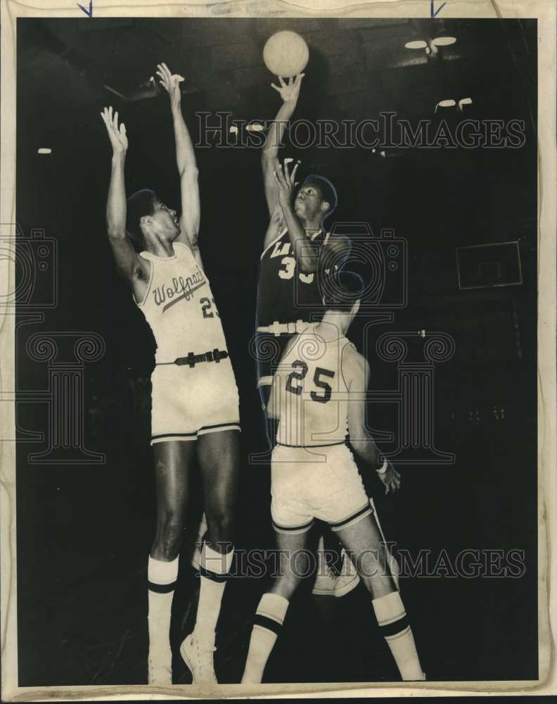 1970 Press Photo Loyola Basketball Player Ty Marioneaux Attempts To Bl 1970-press-photo-loyola-basketball-player-ty-marioneaux-attempts-to-bl