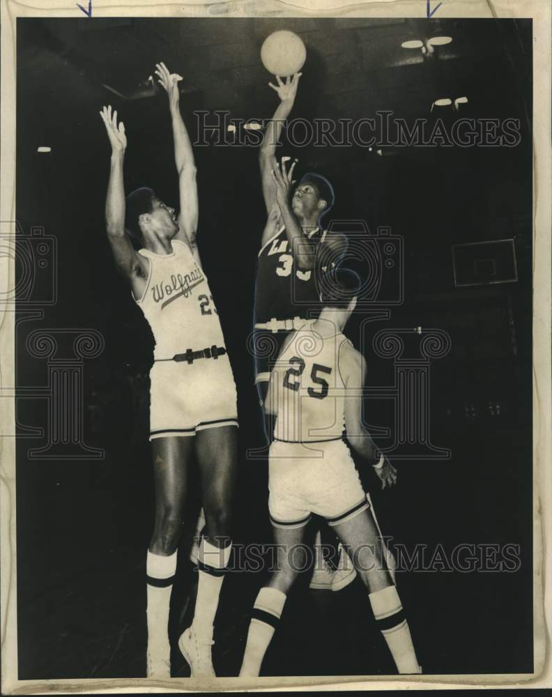 1970 Press Photo Loyola basketball player Ty Marioneaux attempts to block shot - Historic Images