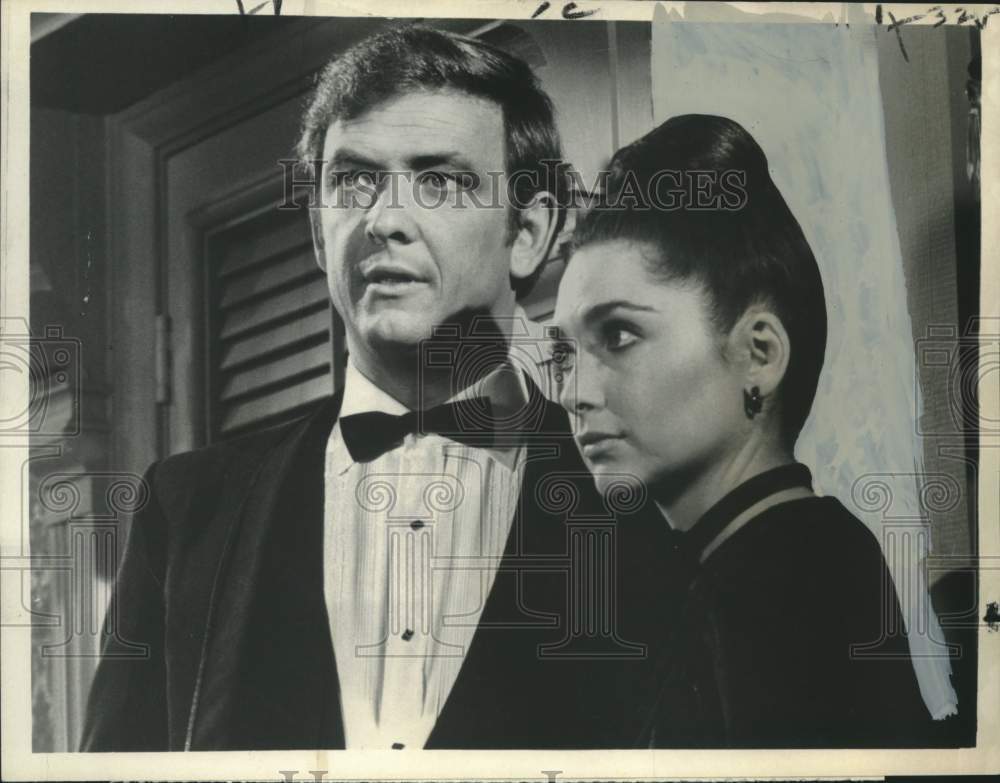 1971 Press Photo Montel Markham &amp; Suzanne Pleshette in The Name of the Game - Historic Images