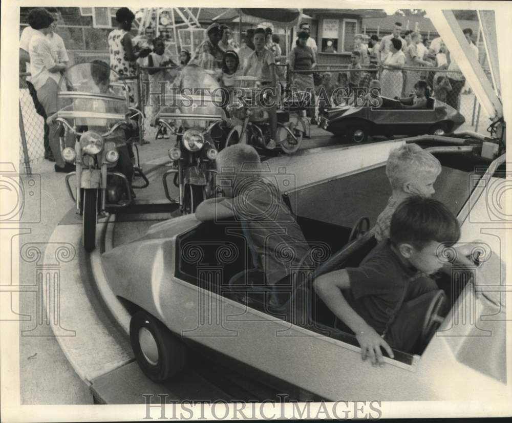 1969 Press Photo Children playing at Audubon Park, Labor Day weekend - Historic Images