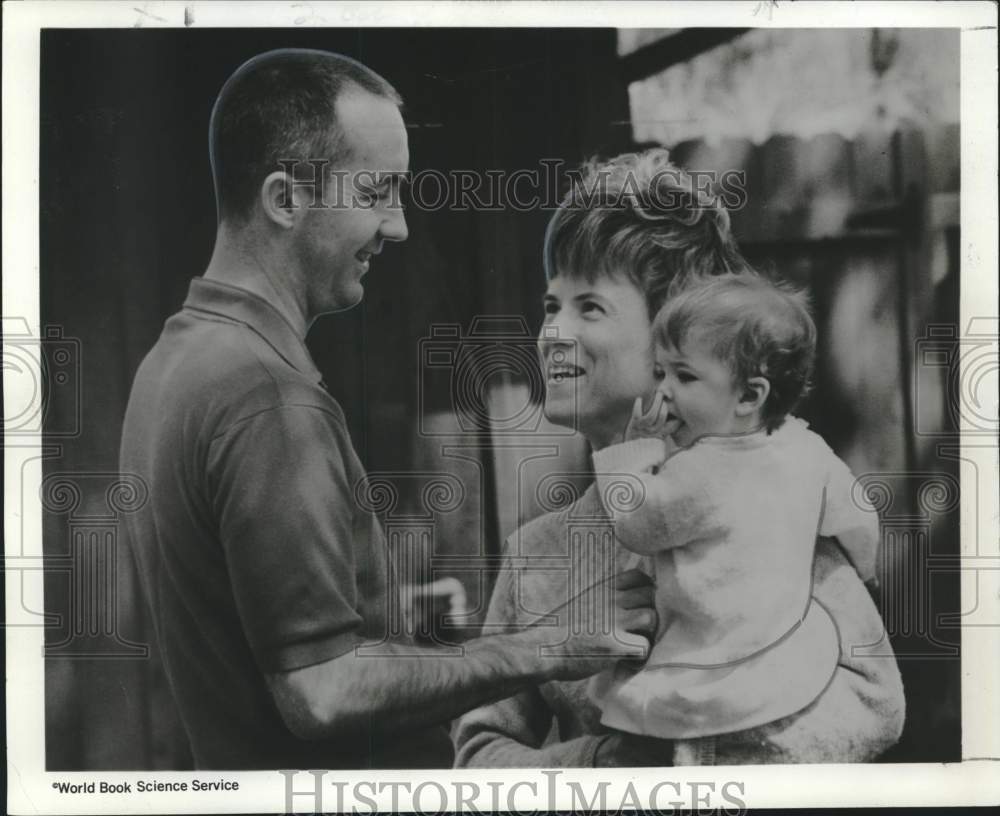 1968 Astronaut Jim &amp; Pat M&#39;Divitt with their daughter Kathleen - Historic Images