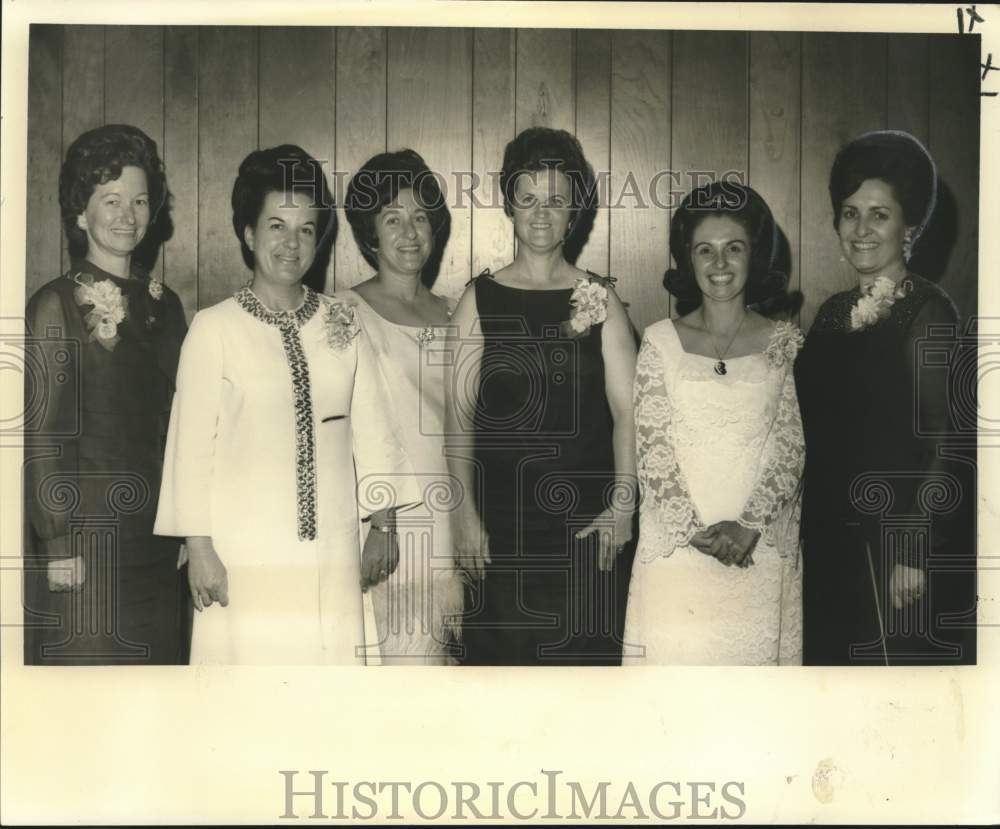 1968 New officers of the Ladies&#39; Auxiliary to the Algiers Lions Club - Historic Images