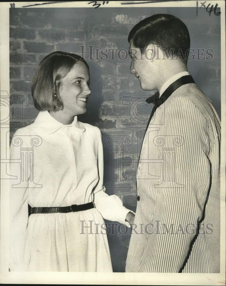 1970 Press Photo Chi Omega Sorority champagne party attendees in New Orleans - Historic Images