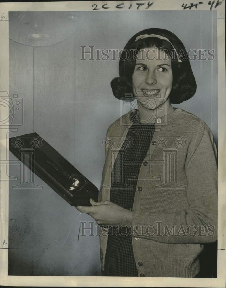 1966 Marilyn McCabe, Recipient of Mrs Earl Fredricks perpetual award - Historic Images