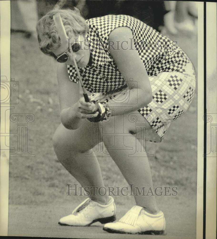 1974 Press Photo Kathy McMullen putting on the 10th hole at LPGA Classic- Historic Images