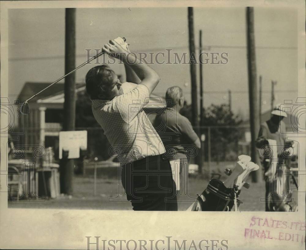 1972 Press Photo Steve Melnyk warming up in the golf range - noo45375 - Historic Images