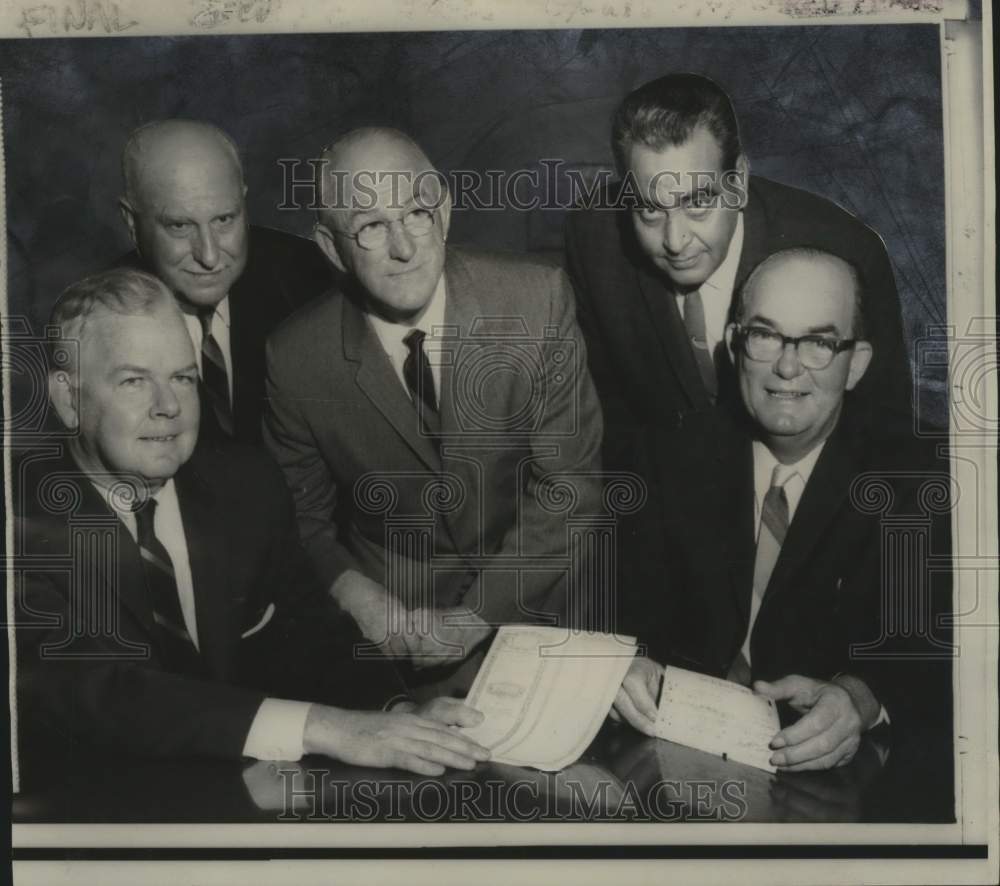 1967 Financial officials accept bond check for Lake Pontchartrain - Historic Images