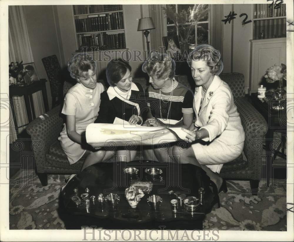 1970 Press Photo Mrs. Harry McCall Junior and women&#39;s group, look over plans - Historic Images