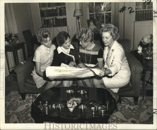 1970 Press Photo Mrs. Harry McCall Junior and women's group, look over plans - Historic Images