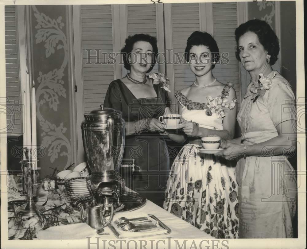 1959 Press Photo Miss Catherine McCarron and ladies during a tea party - Historic Images