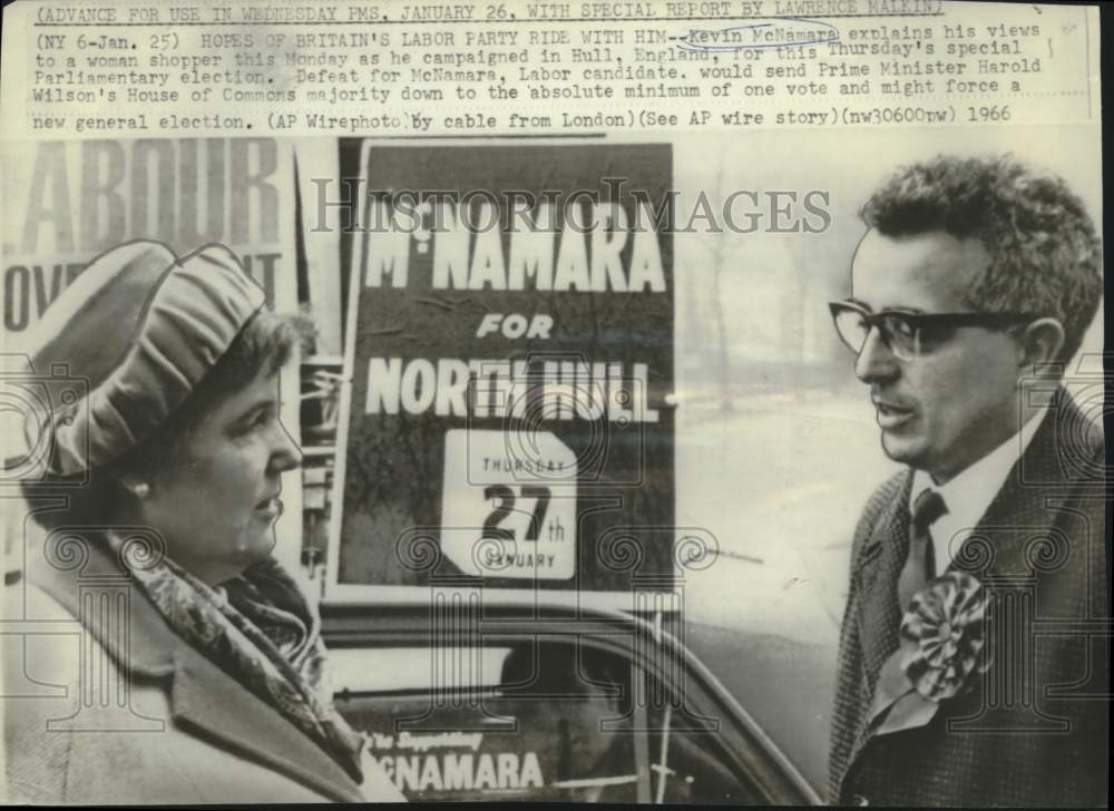 1966 Press Photo Kevin McNamara campaigns in Hull, England - Historic Images