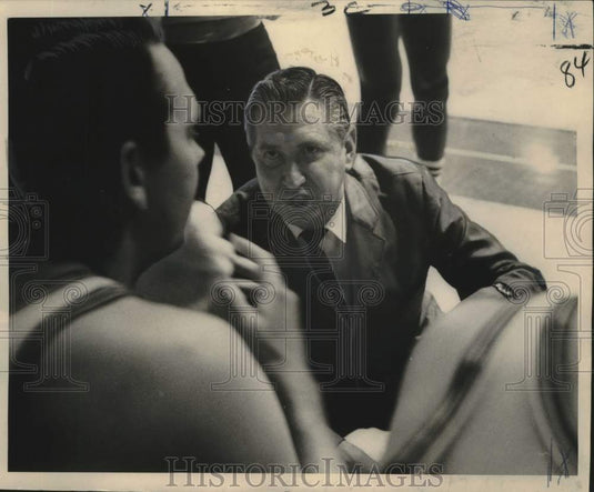 1968 Press Photo New Orleans Buccaneer basketball coach McCarthy talks to player - Historic Images