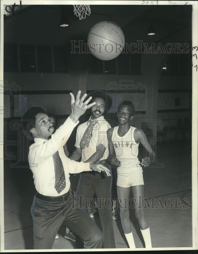 1975 Press Photo Alphonse Martin during basketball practice in Milne - Historic Images