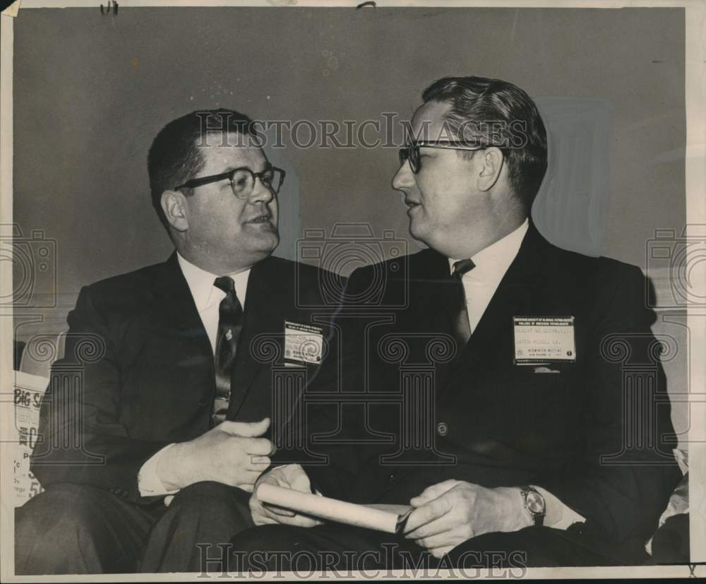 1964 Press Photo Dr. Robert Coon chatting with Dr. Albert McQuown- Pathologists - Historic Images