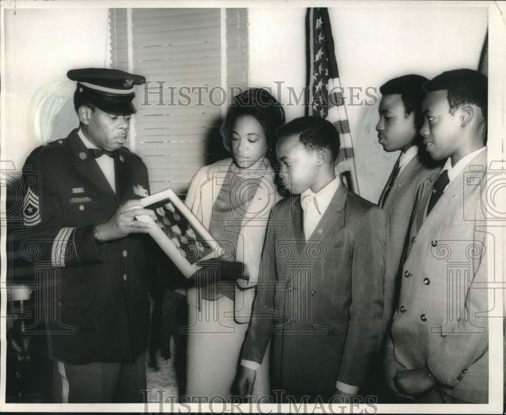 1970 Press Photo Rena R. McLauren receives posthumous award of husband Charles - Historic Images