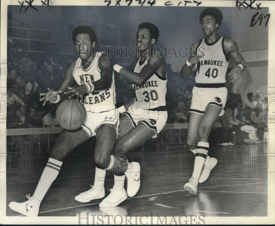1976 Press Photo University of New Orleans & Wisconsin-Milwaukee basketball game- Historic Images