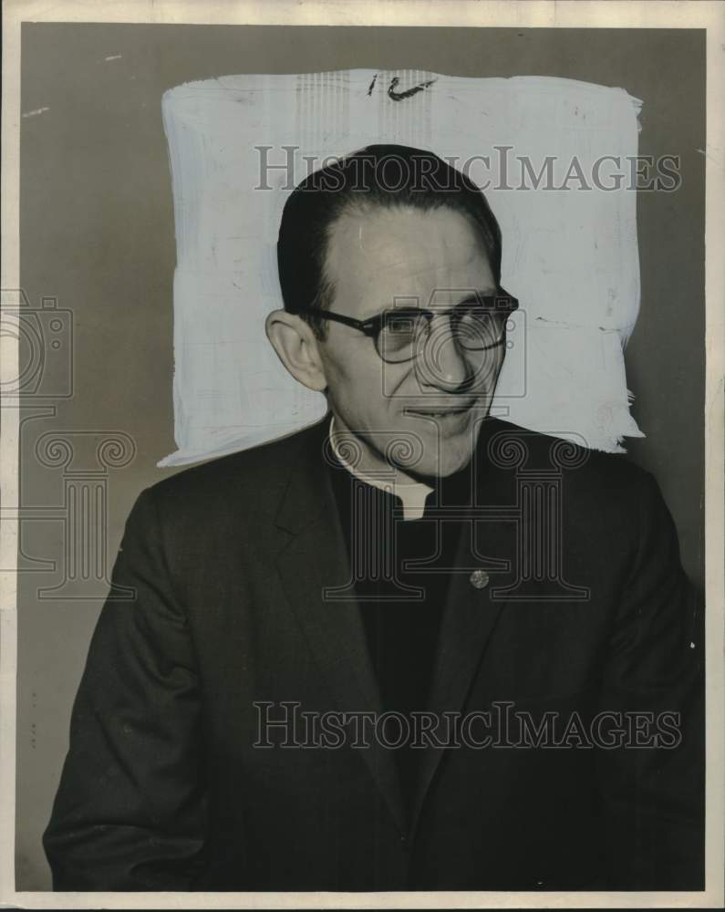 1960 Press Photo Reverend Lorenz F. Modschiedler, pastor Trinity United Church- Historic Images