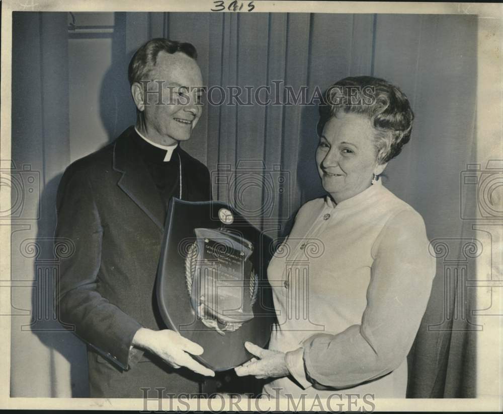 1974 Press Photo Archbishop Philip M. Hannan presented Ray Mock Memorial Award - Historic Images