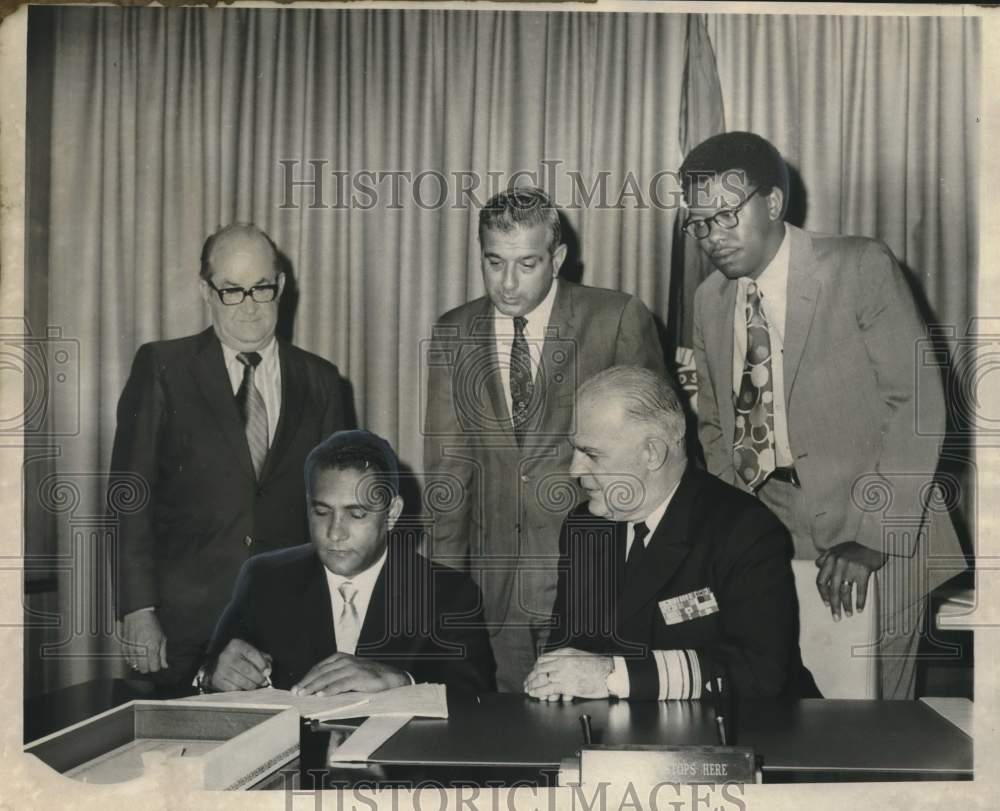 1970 Federal officials watch as New Orleans firm signs contract - Historic Images