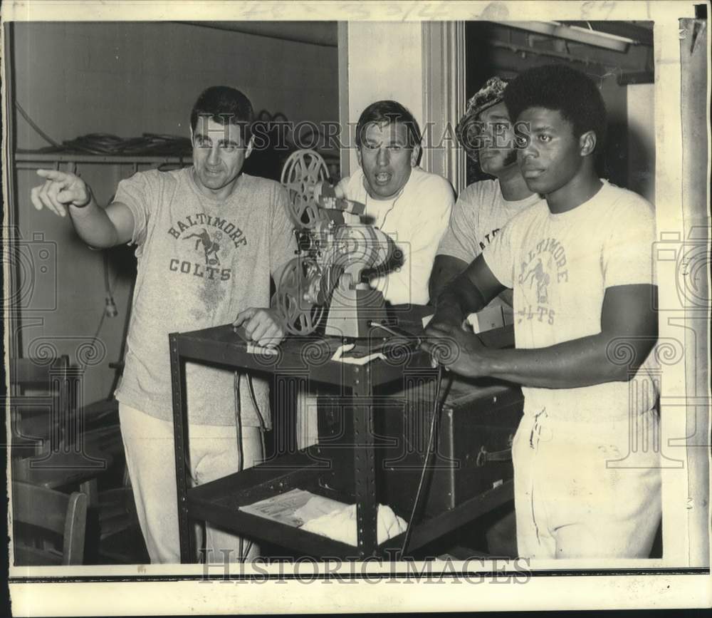 1970 Press Photo Baltimore quarterbacks and wide receivers viewing game tapes- Historic Images