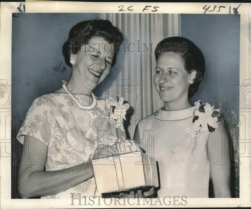 1965 Press Photo Mrs. William P. Burke &amp; Mrs. George Montgomery- Junior League - Historic Images