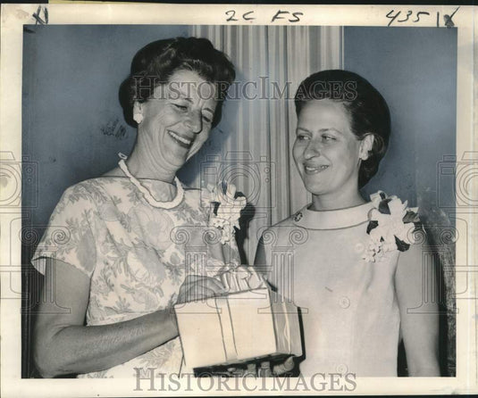 1965 Press Photo Mrs. William P. Burke & Mrs. George Montgomery- Junior League - Historic Images