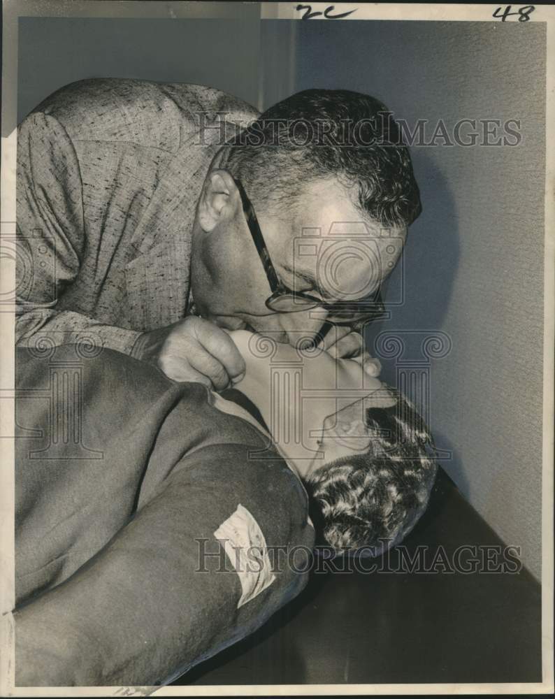 1964 Press Photo M.E. Kossack administering Mouth-to-mouth with Resuci Anne - Historic Images