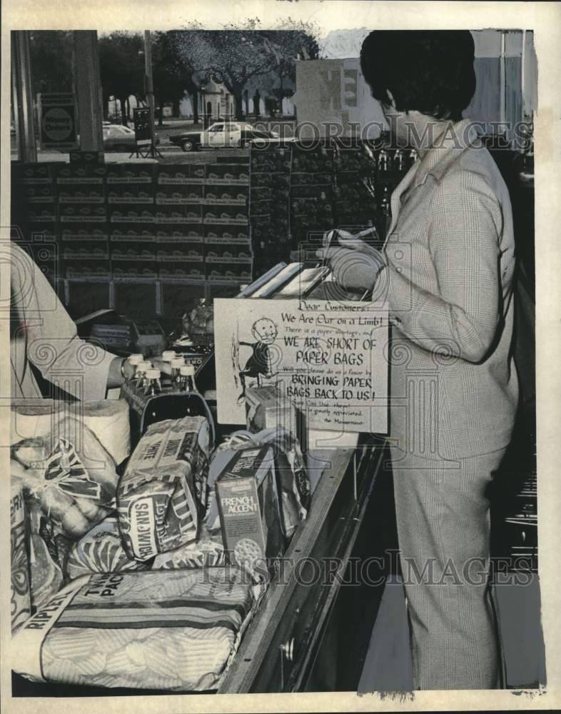 1974 Press Photo Store Sign Asking Customers to Bring Paper Bags Due to Shortage- Historic Images