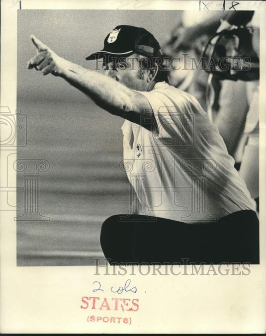 1974 Press Photo Football-John North makes decisions around the Saints camp- Historic Images