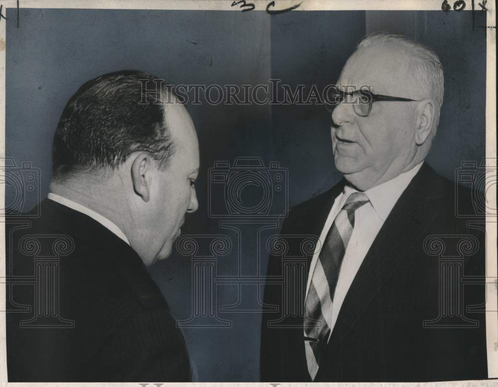 1963 Press Photo Judge &amp; attorney talk before Jim Garrison defamation trail - Historic Images