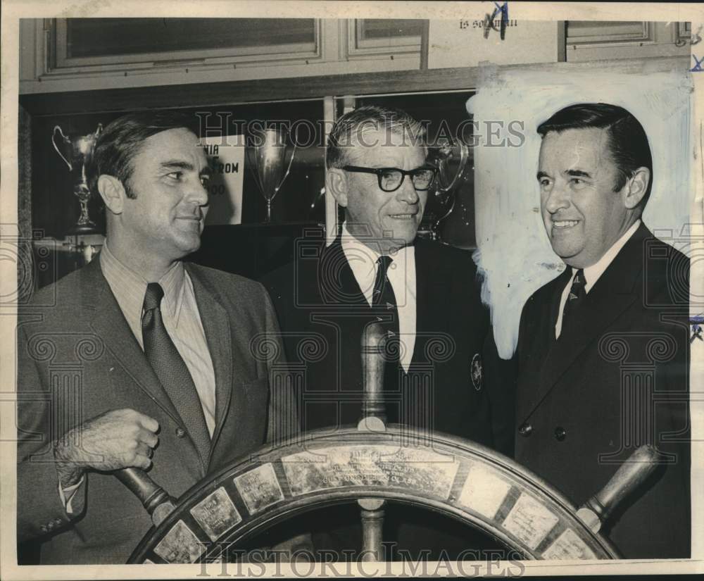 1971 Officers of Southern Yacht Club meeting at West End Park - Historic Images