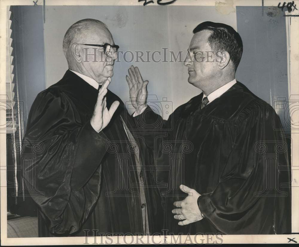 1962 Press Photo Judge William J. O&#39;Hara swears in his son Judge Malcolm O&#39;Hara - Historic Images