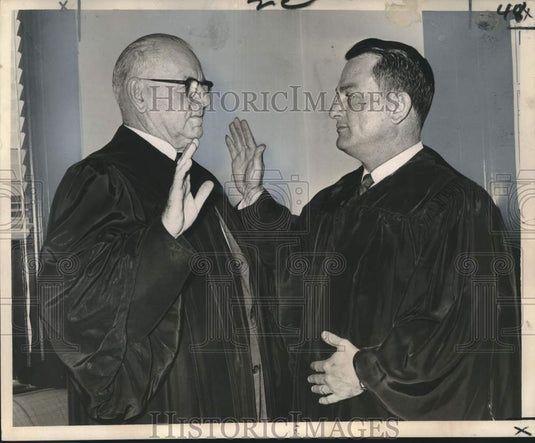 1962 Press Photo Judge William J. O'Hara swears in his son Judge Malcolm O'Hara - Historic Images