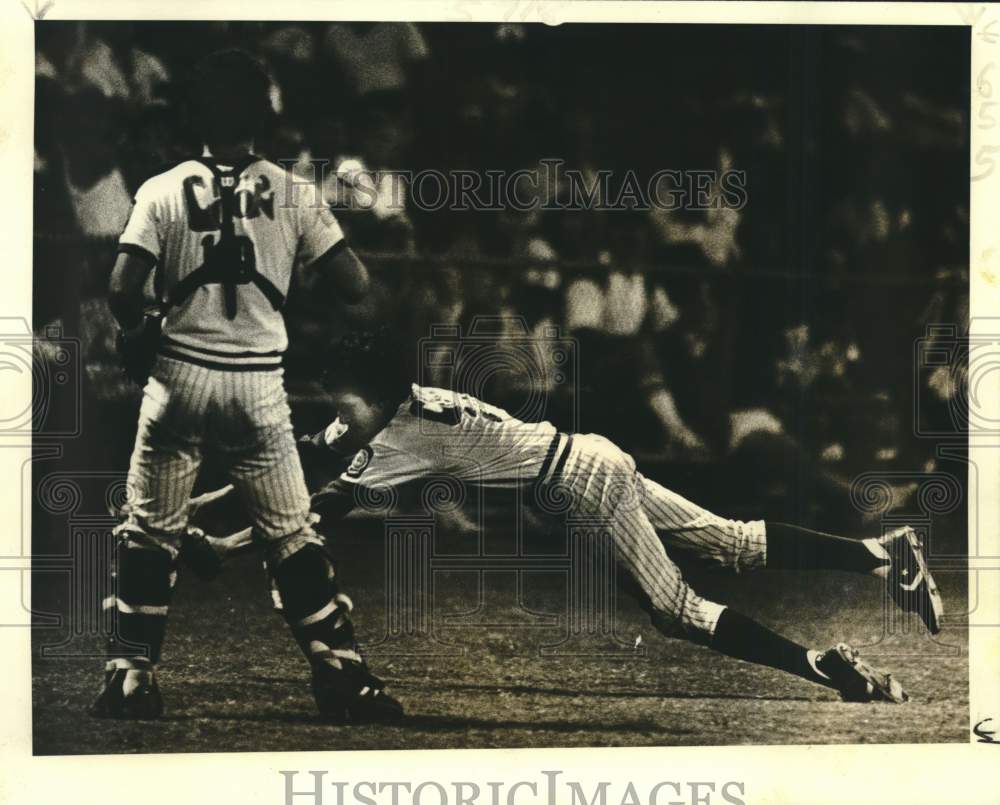 1981 Press Photo Pitcher Garret O&#39; Connor lunges and misses a pop foul ball- Historic Images