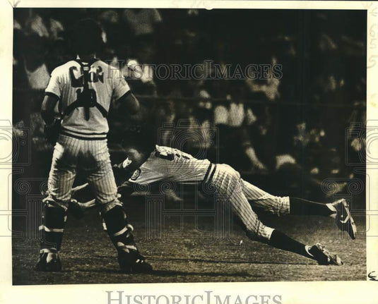 1981 Press Photo Pitcher Garret O' Connor lunges and misses a pop foul ball- Historic Images