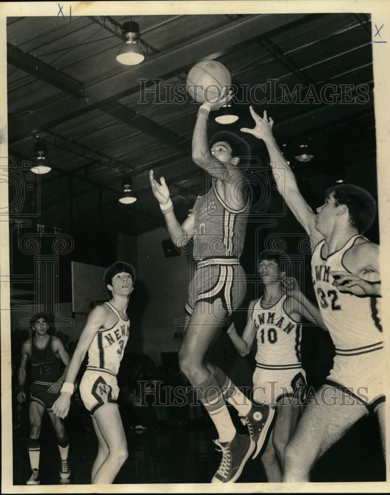 1973 Press Photo Donald Newman of Brother Martin past Newman&#39;s Wally Marcus - Historic Images